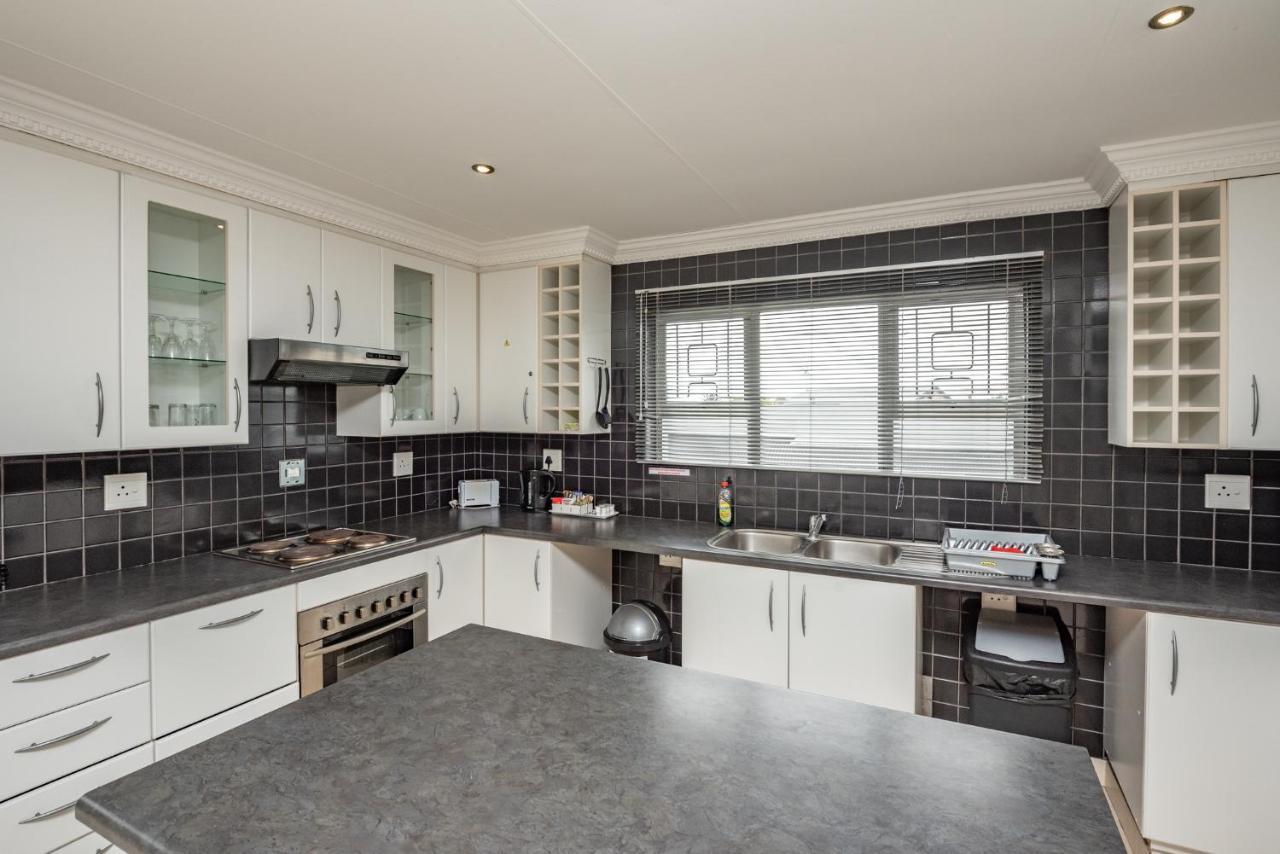 Millard Crescent Guest House Порт Елизабет Екстериор снимка